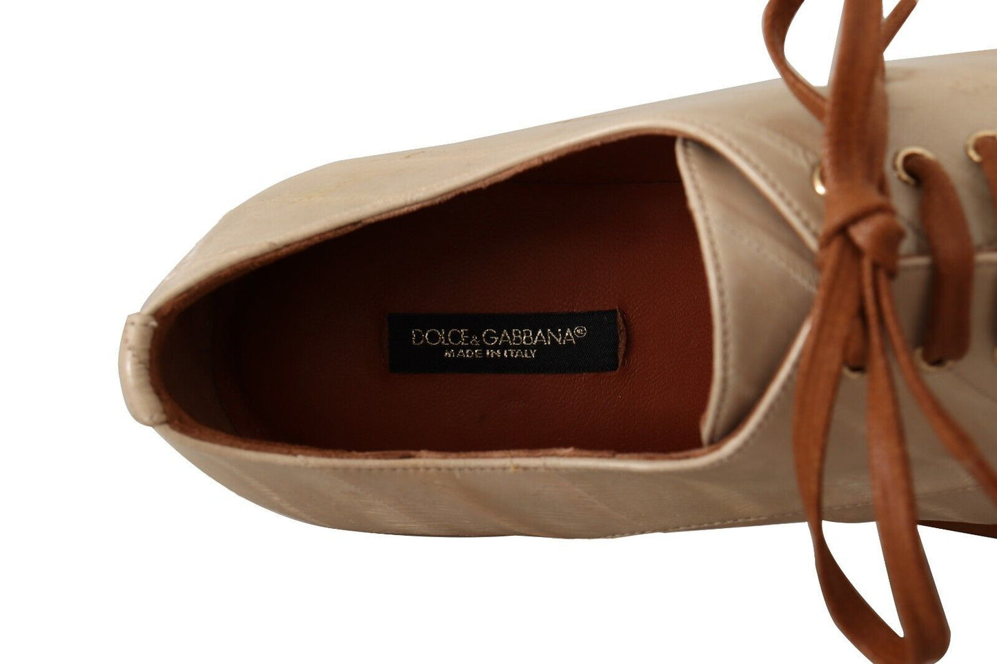 Elegantes zapatos planos formales de piel de anguila beige