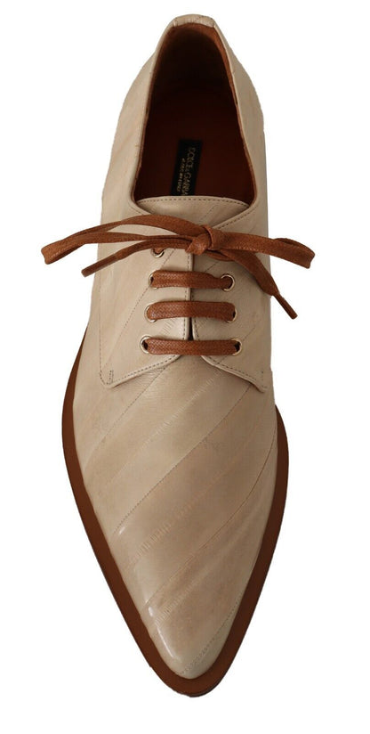 Elegantes zapatos planos formales de piel de anguila beige