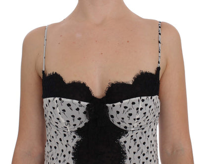 Elegante camisón de seda con encaje floral