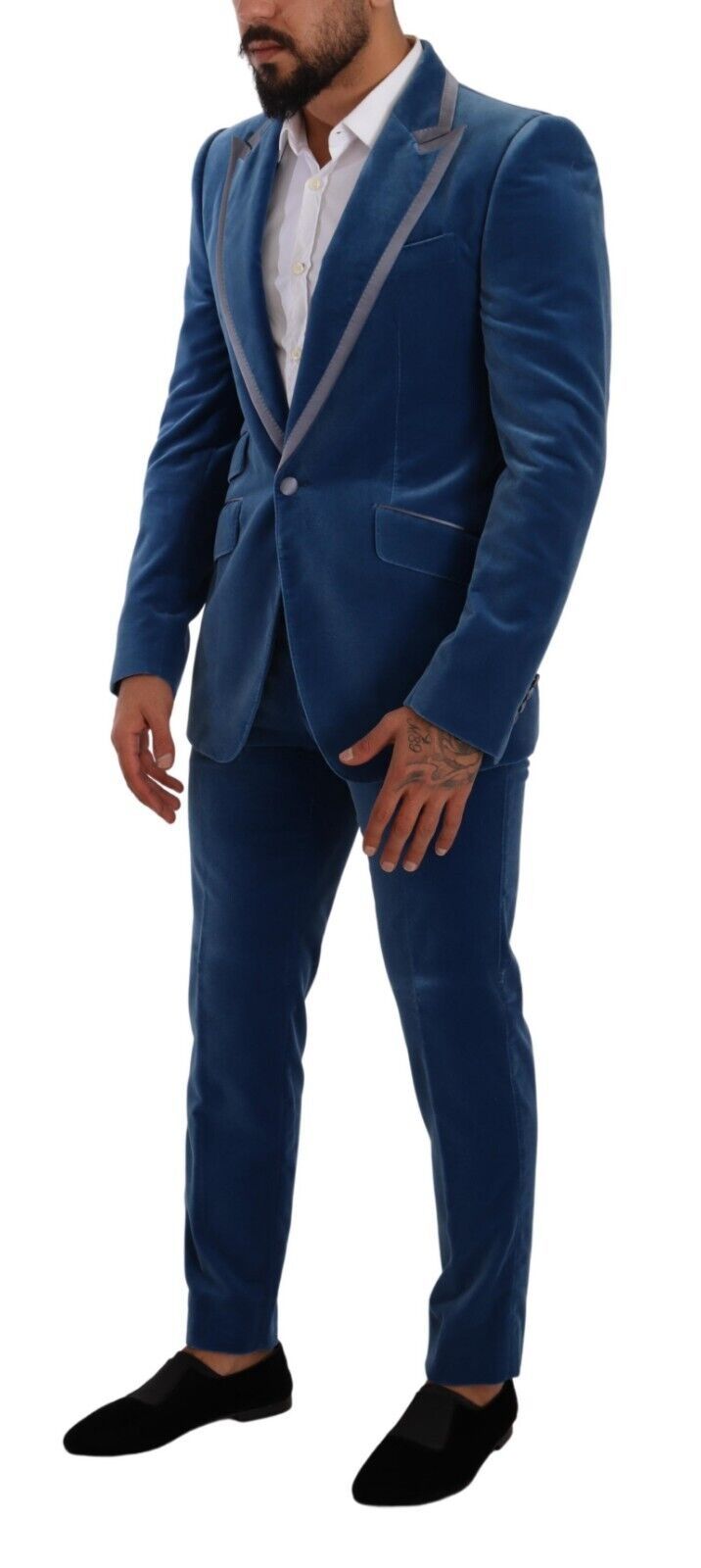 Elegante traje de terciopelo azul de corte entallado