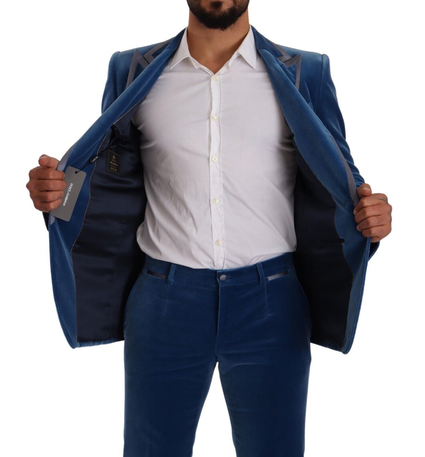 Elegante traje de terciopelo azul de corte entallado