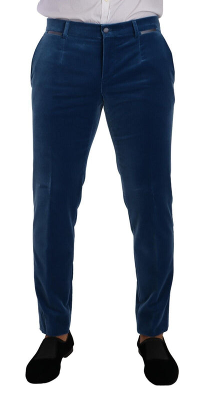 Elegante traje de terciopelo azul de corte entallado