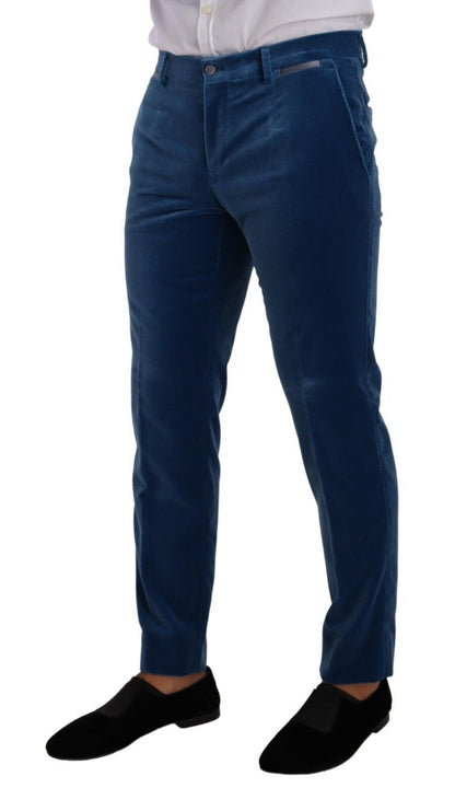 Elegante traje de terciopelo azul de corte entallado