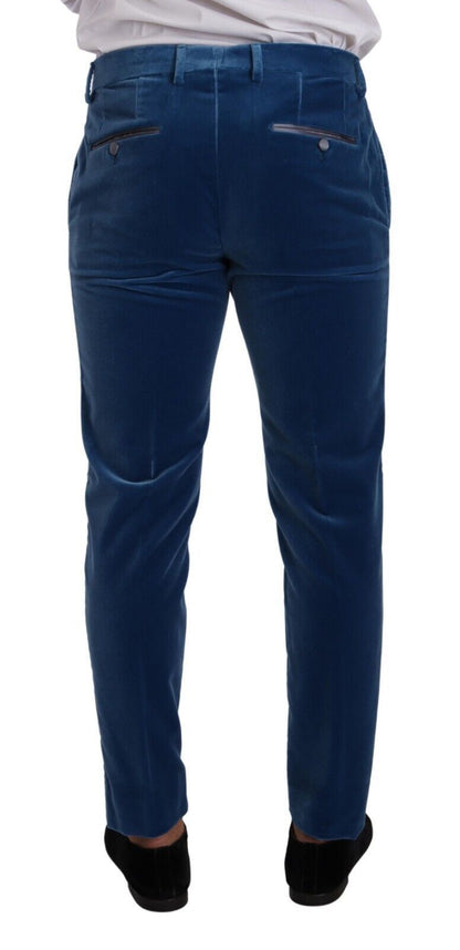 Elegante traje de terciopelo azul de corte entallado