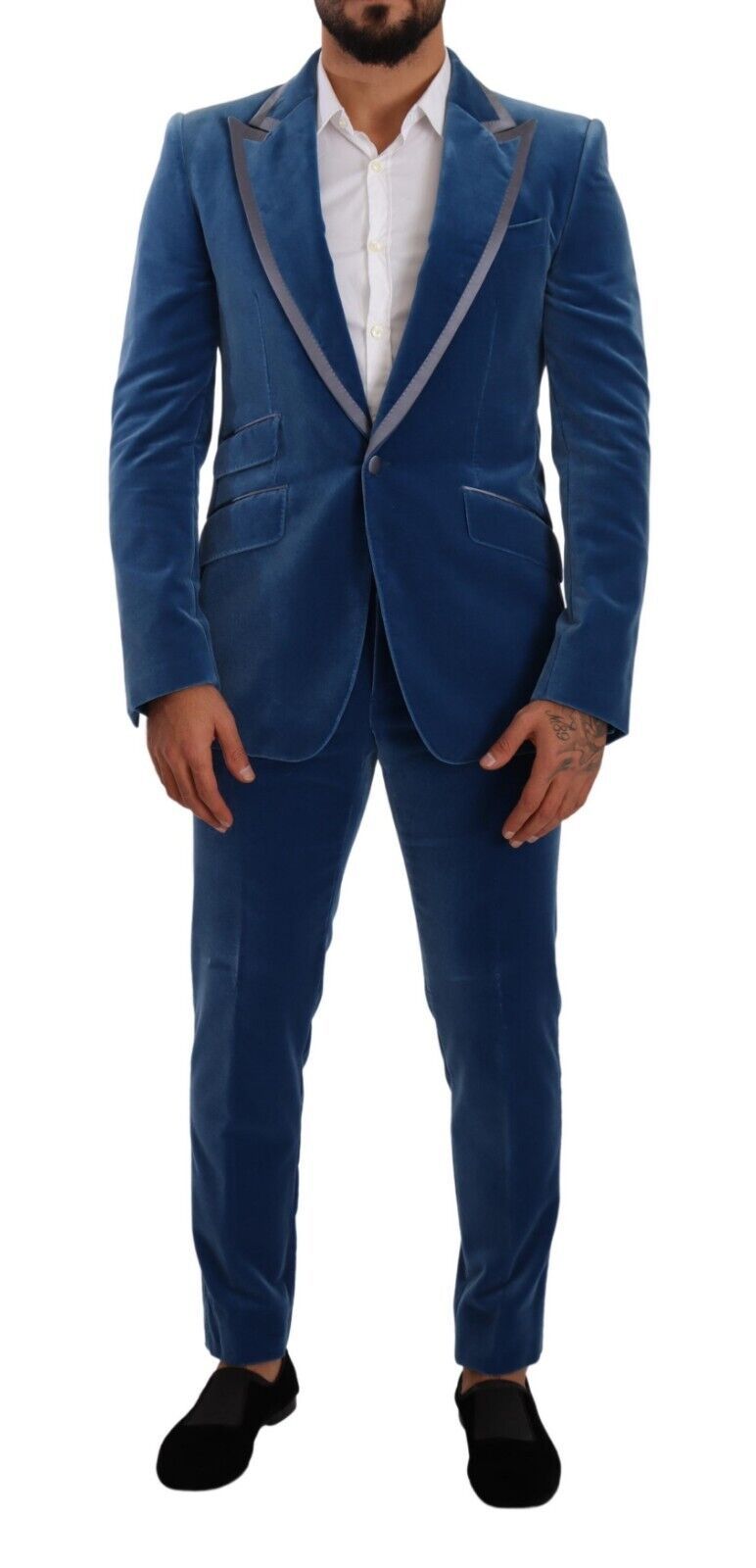 Elegante traje de terciopelo azul de corte entallado