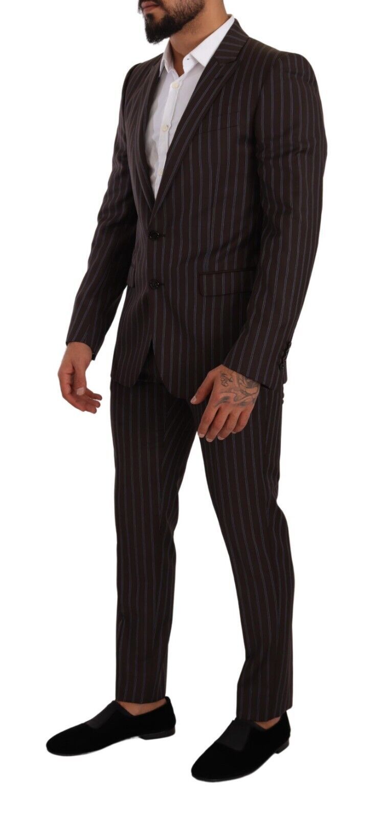Elegante traje ajustado de rayas granates