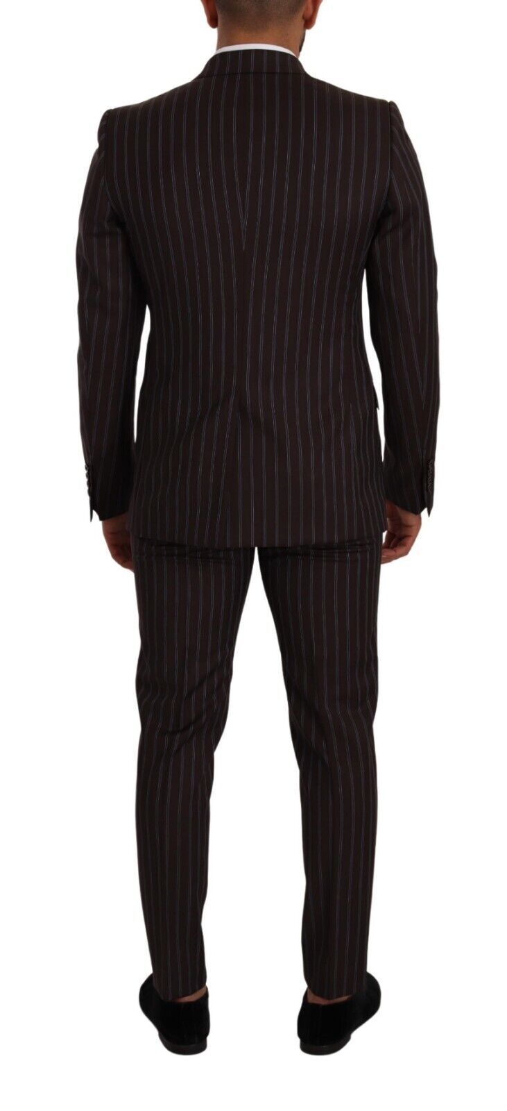 Elegante traje ajustado de rayas granates