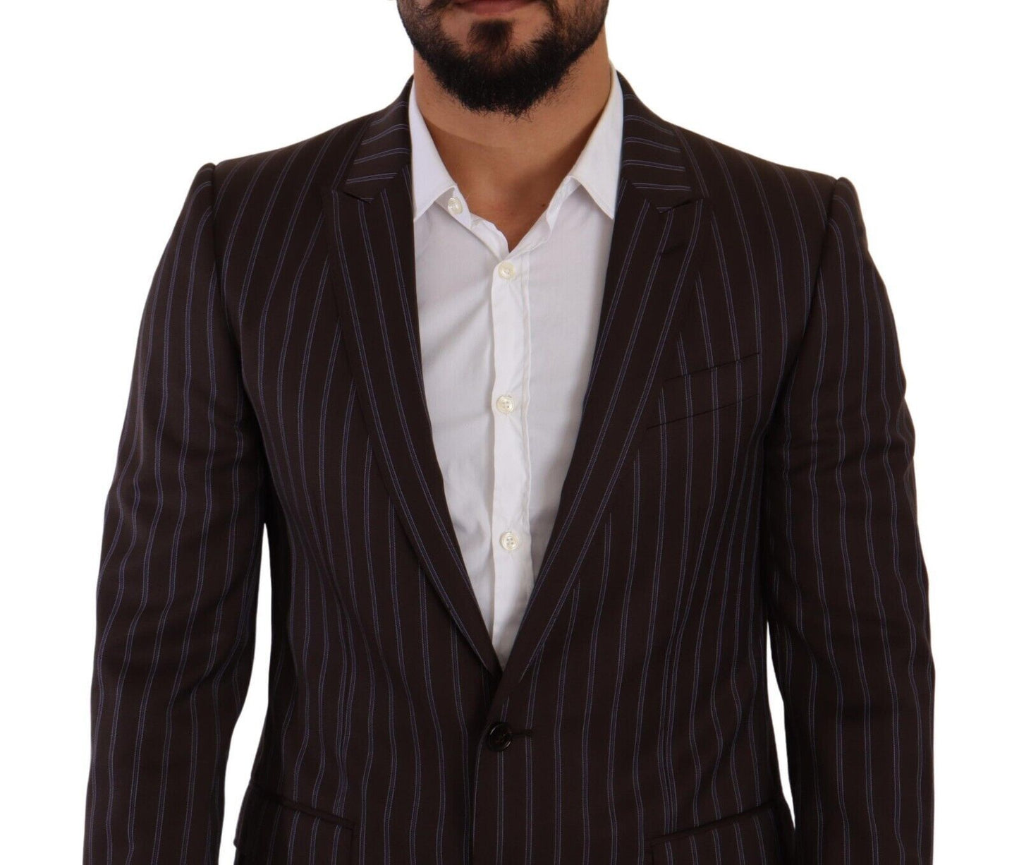 Elegante traje ajustado de rayas granates