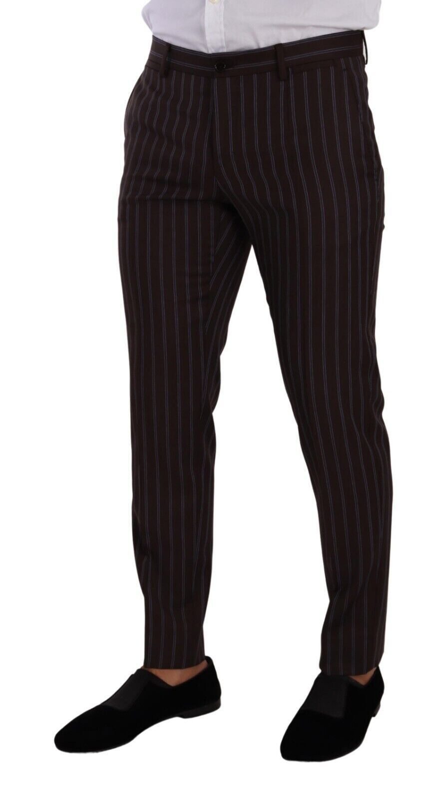 Elegante traje ajustado de rayas granates