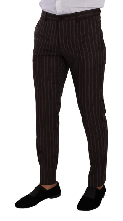 Elegante traje ajustado de rayas granates