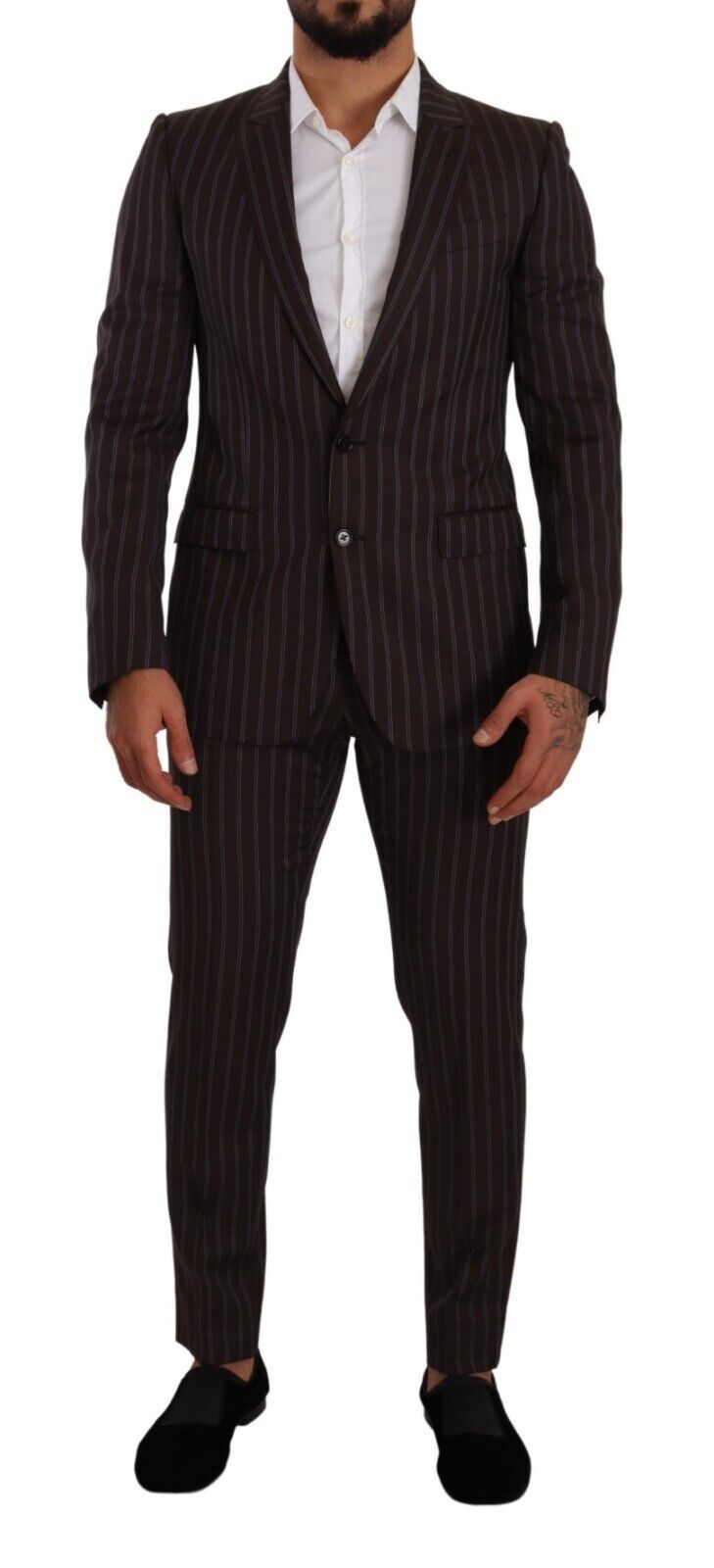Elegante traje ajustado de rayas granates
