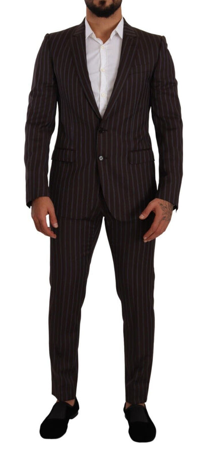 Elegante traje ajustado de rayas granates
