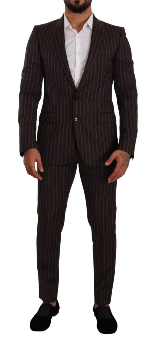 Elegante traje ajustado de rayas granates