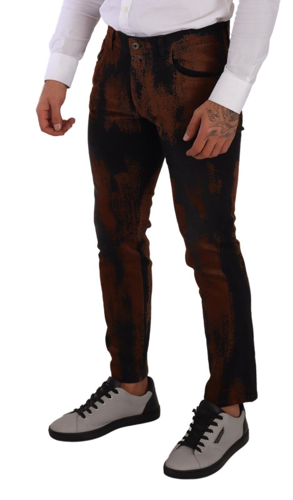 Vaqueros ajustados con efecto tie-dye elegantes en negro y marrón