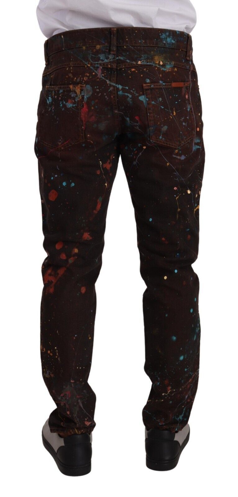 Elegantes jeans de mezclilla pintados en varios colores