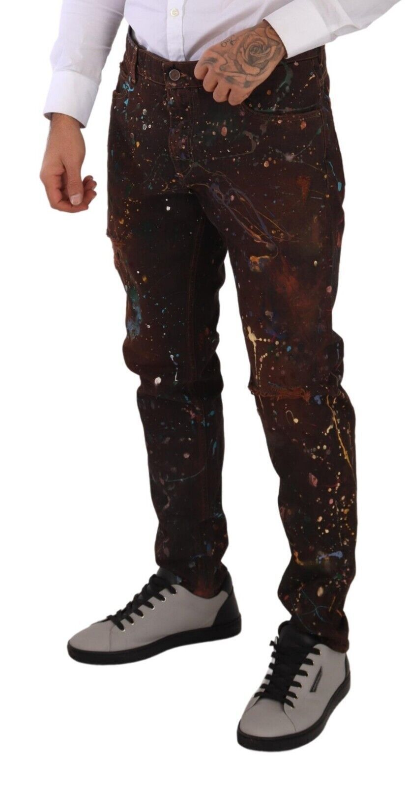 Elegantes jeans de mezclilla pintados en varios colores