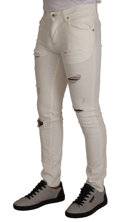 Vaqueros blancos ajustados y elegantes