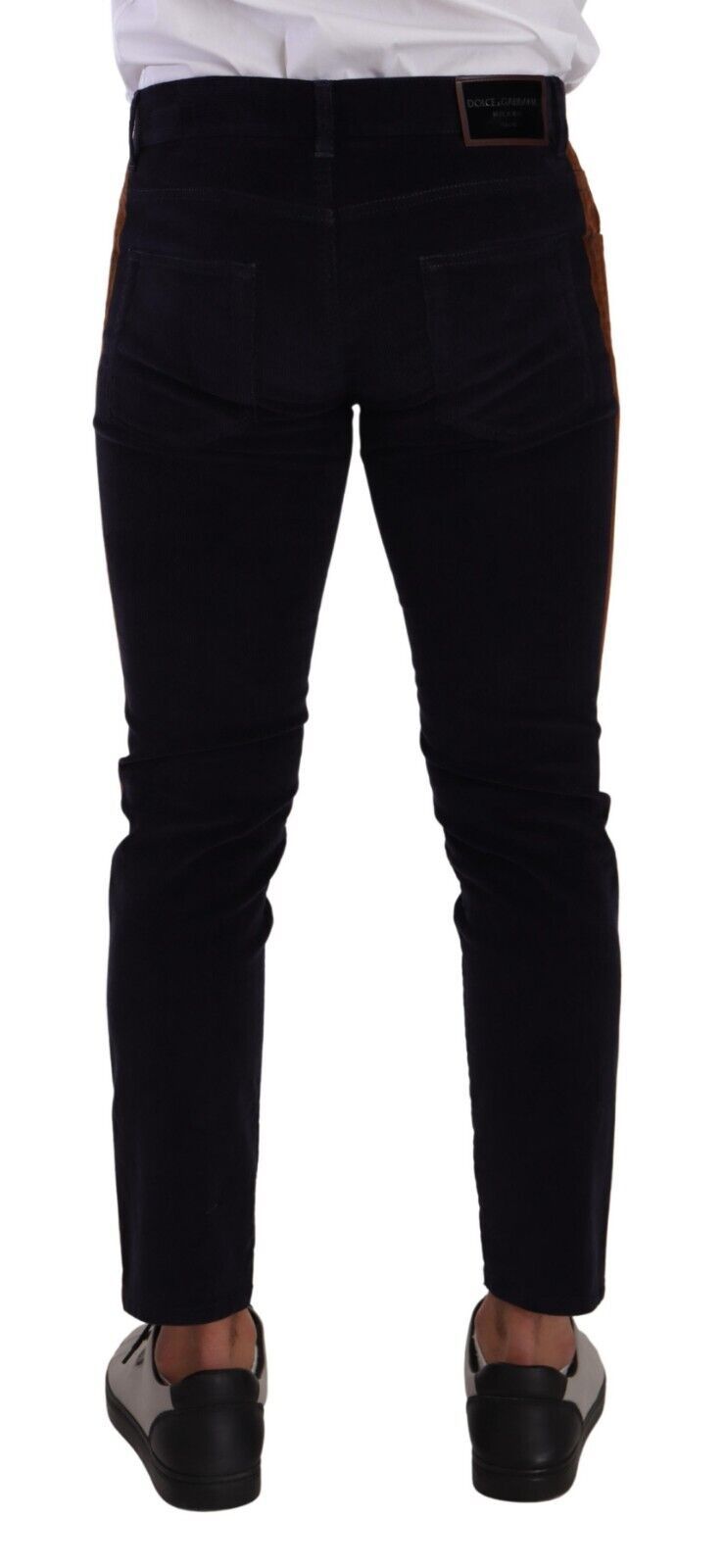 Elegante mezclilla de corte entallado para el hombre moderno