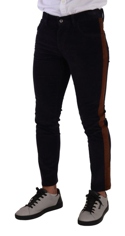 Elegante mezclilla de corte entallado para el hombre moderno