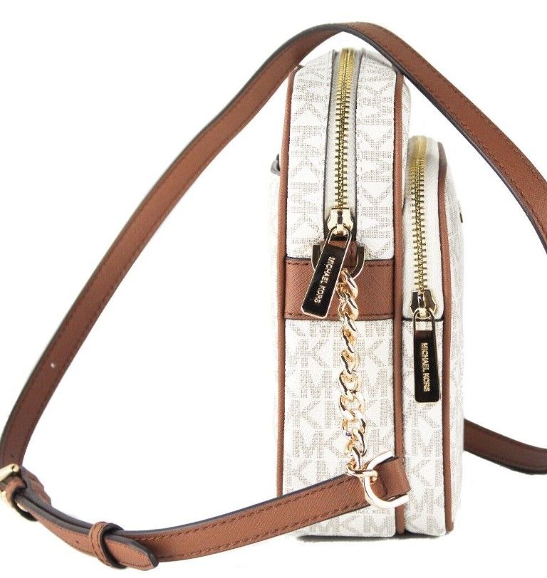 Bolso bandolera Jet Set mediano de PVC color vainilla con cadena North South