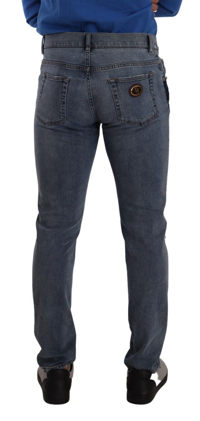 Denim desgastado de corte entallado y elegante