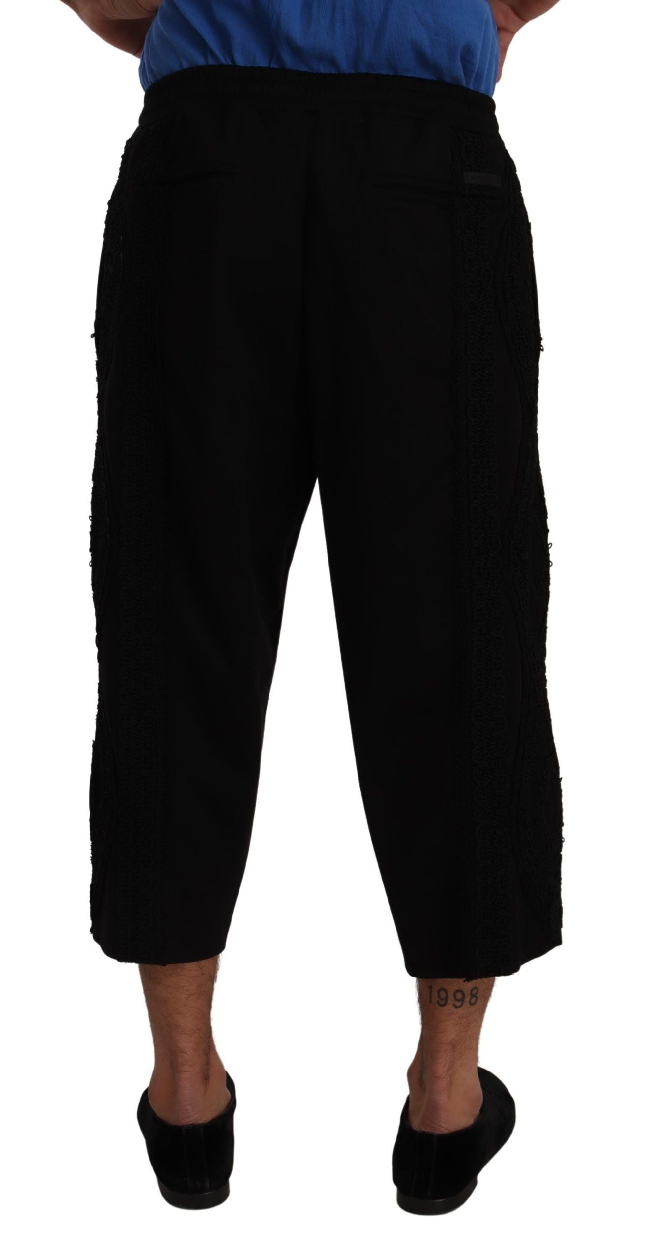 Elegantes pantalones negros de torero recortados