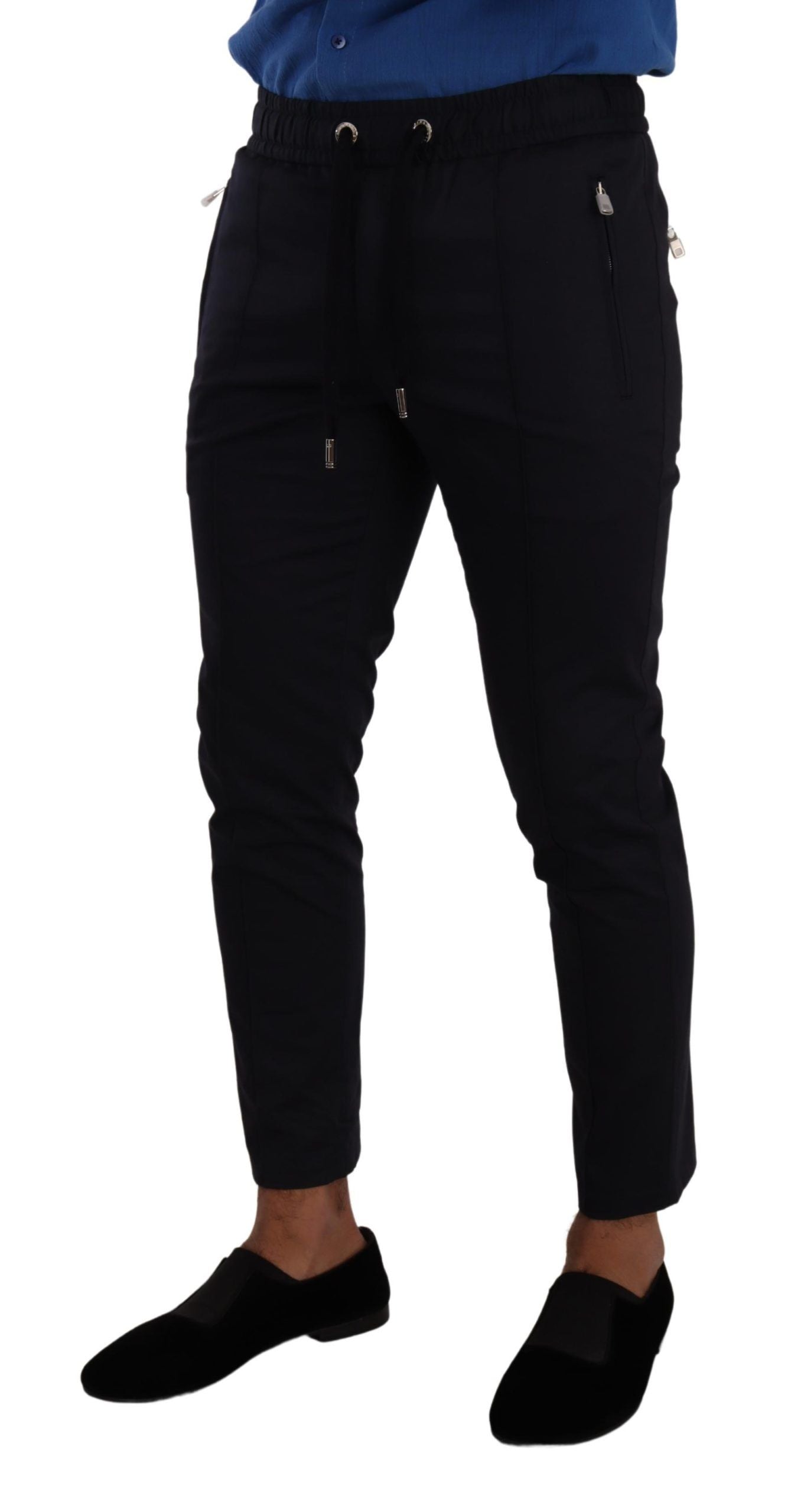 Elegantes pantalones deportivos ajustados de color azul oscuro