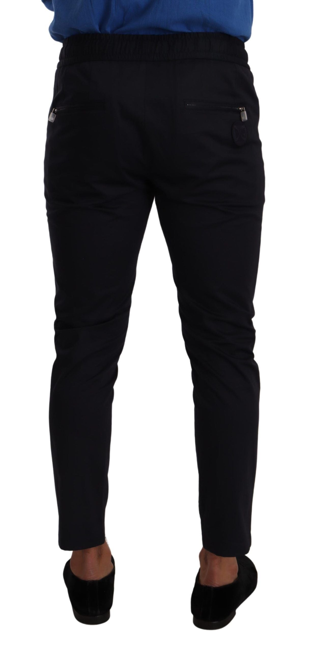 Elegantes pantalones deportivos ajustados de color azul oscuro