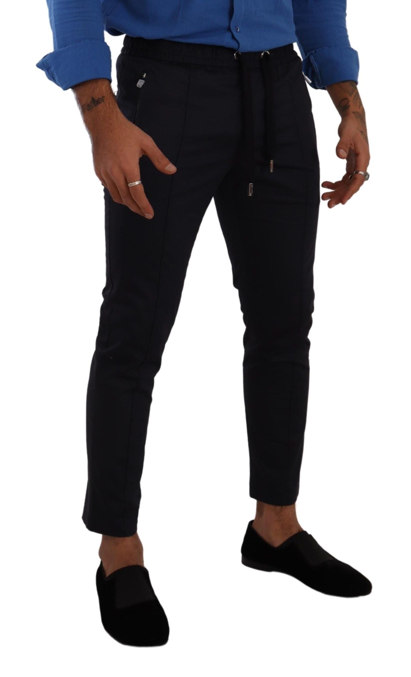Elegantes pantalones deportivos ajustados de color azul oscuro