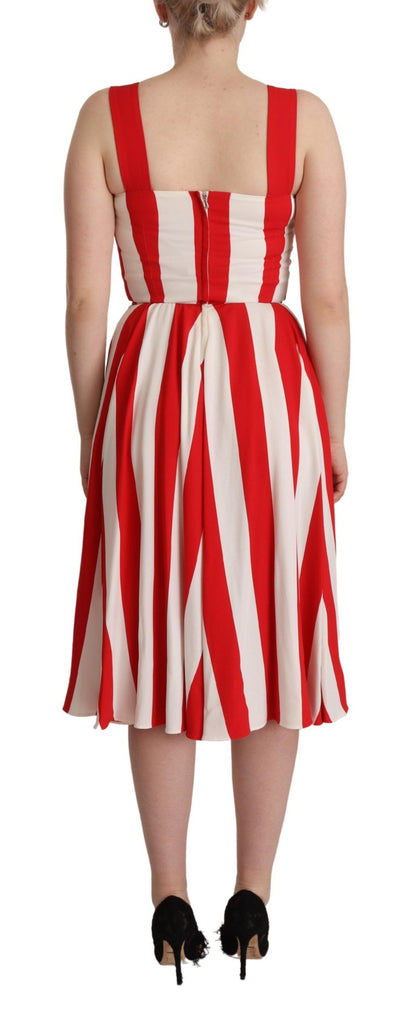 Elegante vestido recto de rayas en forma de A