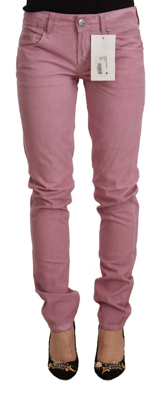 Elegantes vaqueros ajustados de color rosa