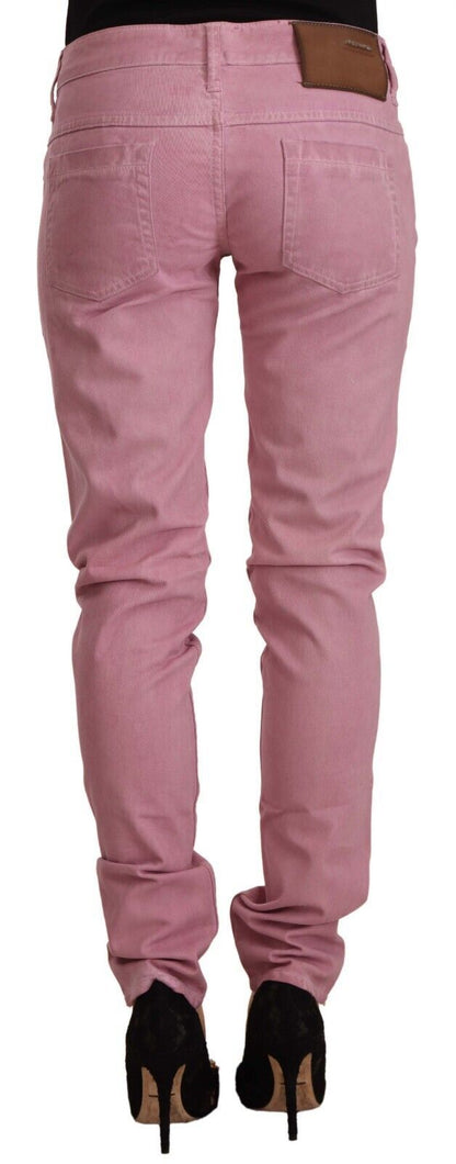 Elegantes vaqueros ajustados de color rosa