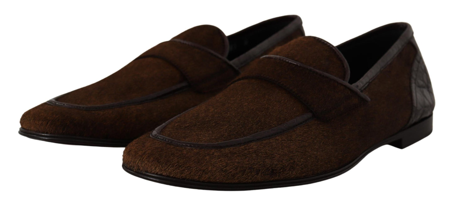 Elegantes mocasines de piel de caimán marrón