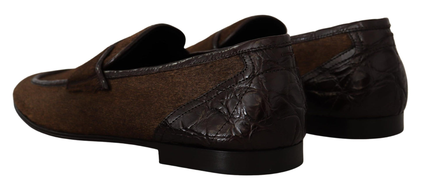 Elegantes mocasines de piel de caimán marrón