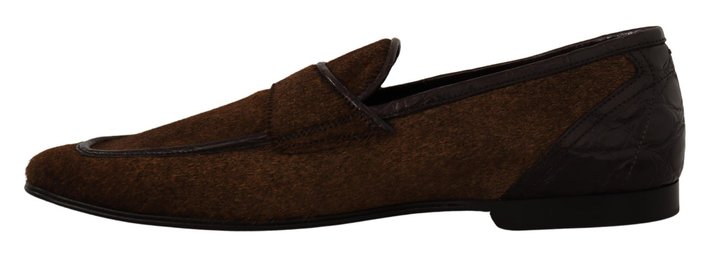 Elegantes mocasines de piel de caimán marrón