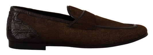 Elegantes mocasines de piel de caimán marrón