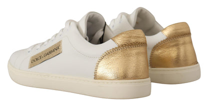 Elegantes zapatillas blancas de piel con detalles dorados