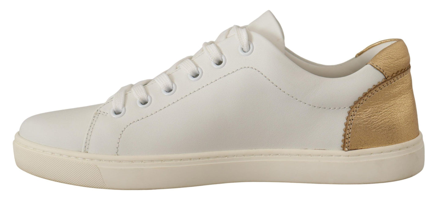 Elegantes zapatillas blancas de piel con detalles dorados