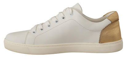Elegantes zapatillas blancas de piel con detalles dorados