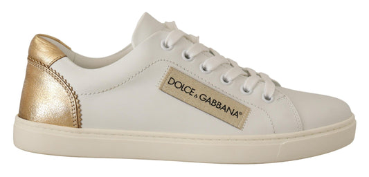 Elegantes zapatillas blancas de piel con detalles dorados