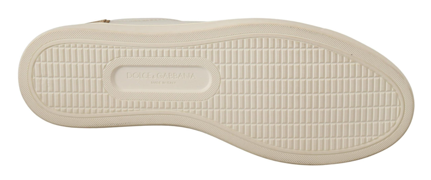 Elegantes zapatillas blancas de piel con detalles dorados