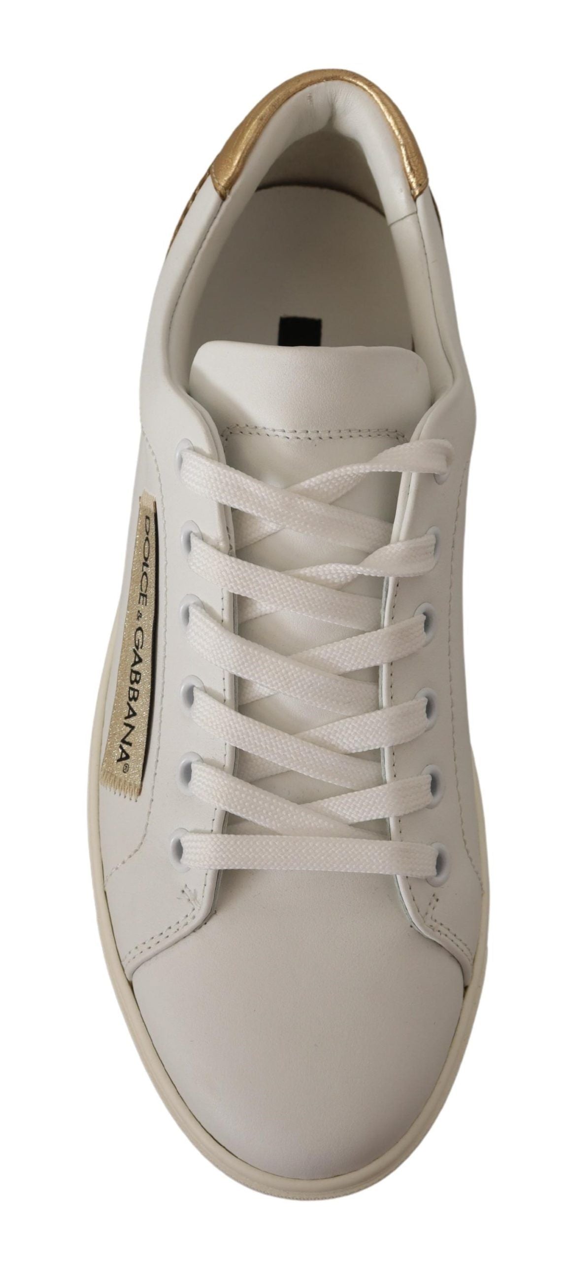 Elegantes zapatillas blancas de piel con detalles dorados