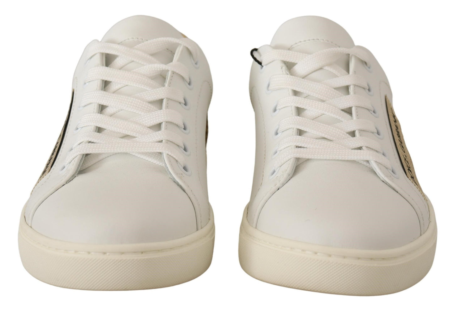 Elegantes zapatillas blancas de piel con detalles dorados