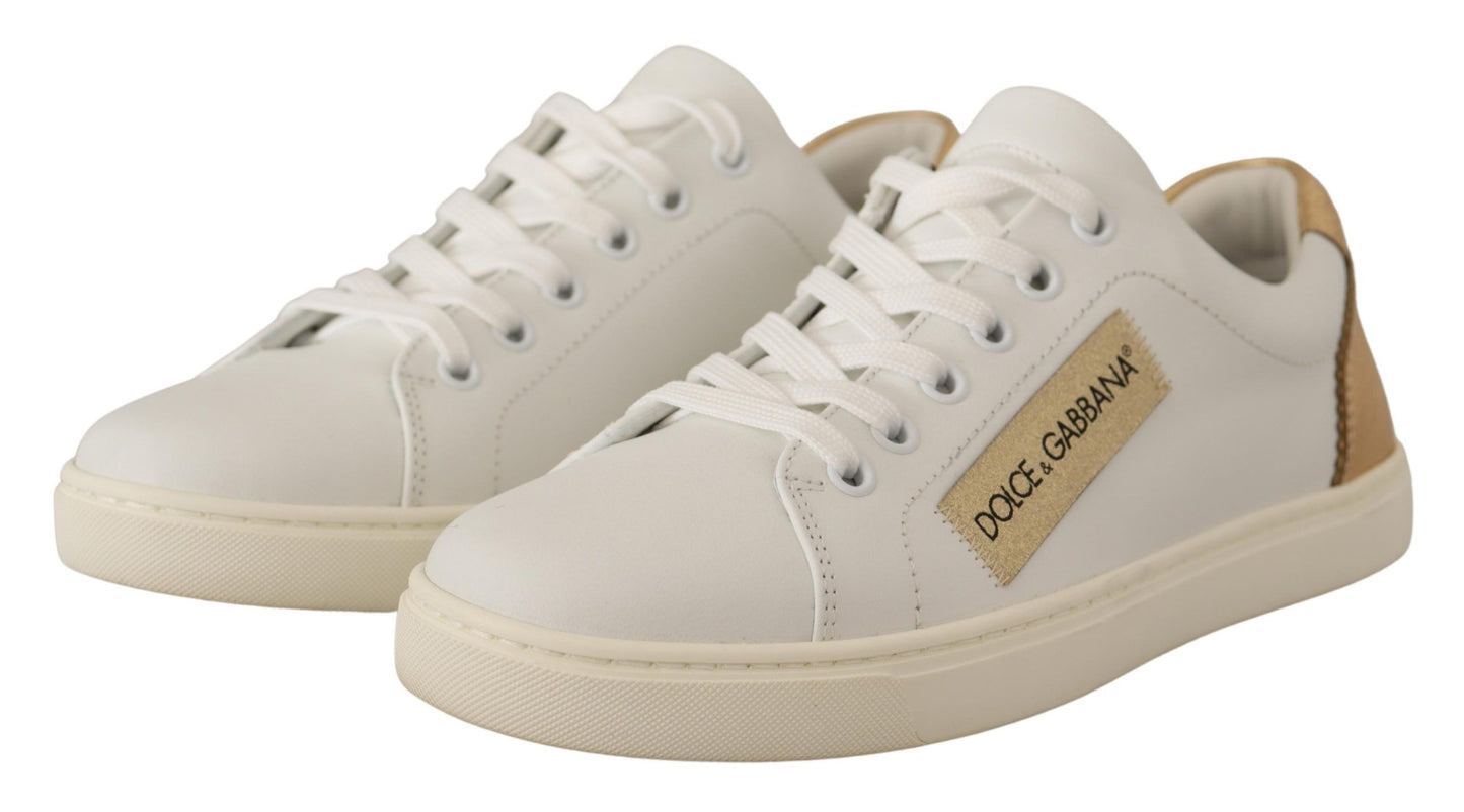 Elegantes zapatillas blancas de piel con detalles dorados