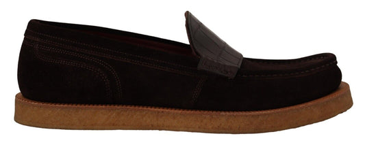 Elegantes mocasines de ante con diseño de cocodrilo en marrón