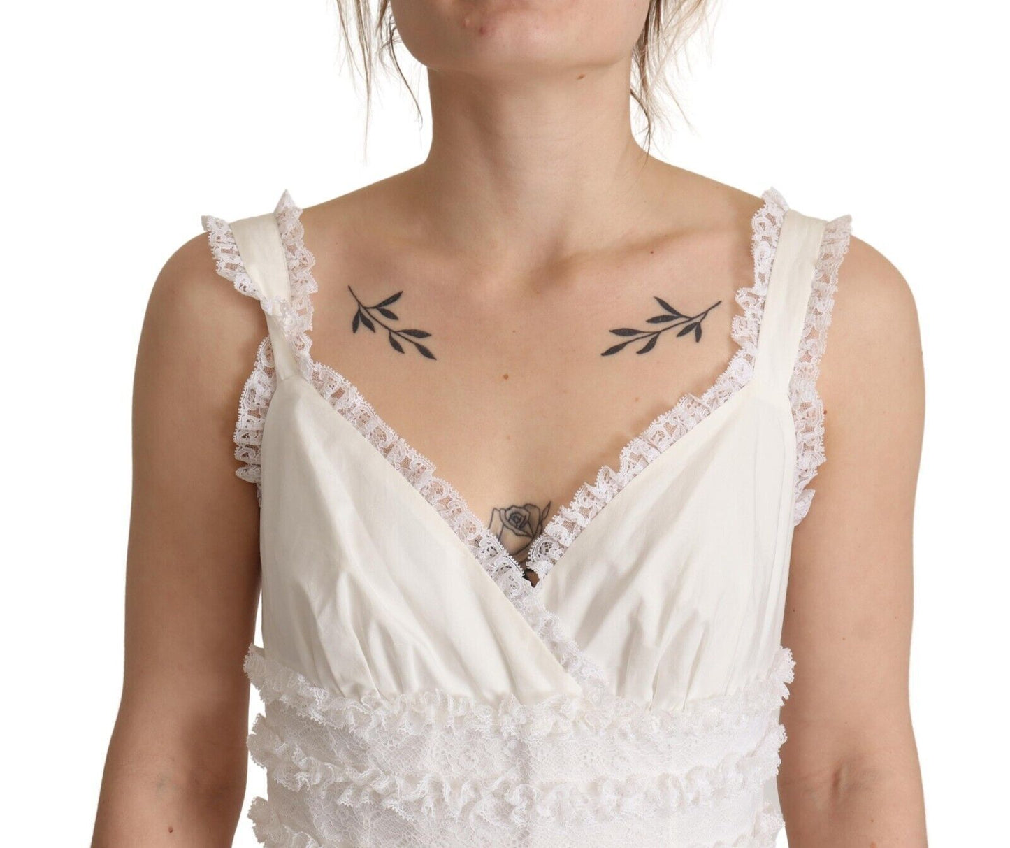 Elegante vestido largo blanco de corte A con capas