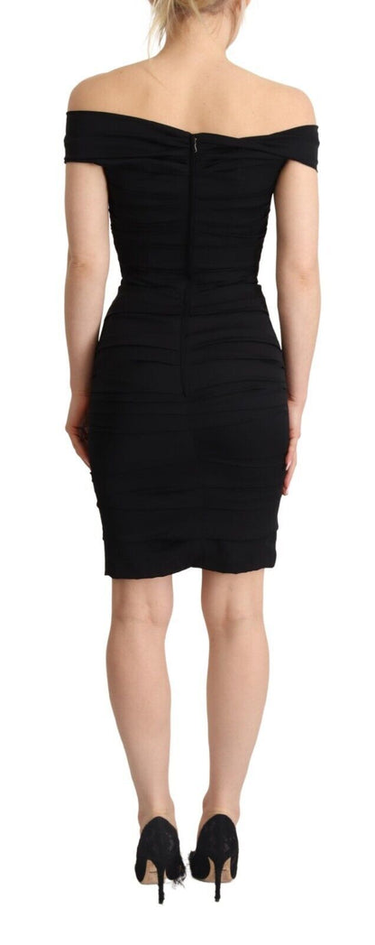 Elegante vestido de seda negra con hombros descubiertos