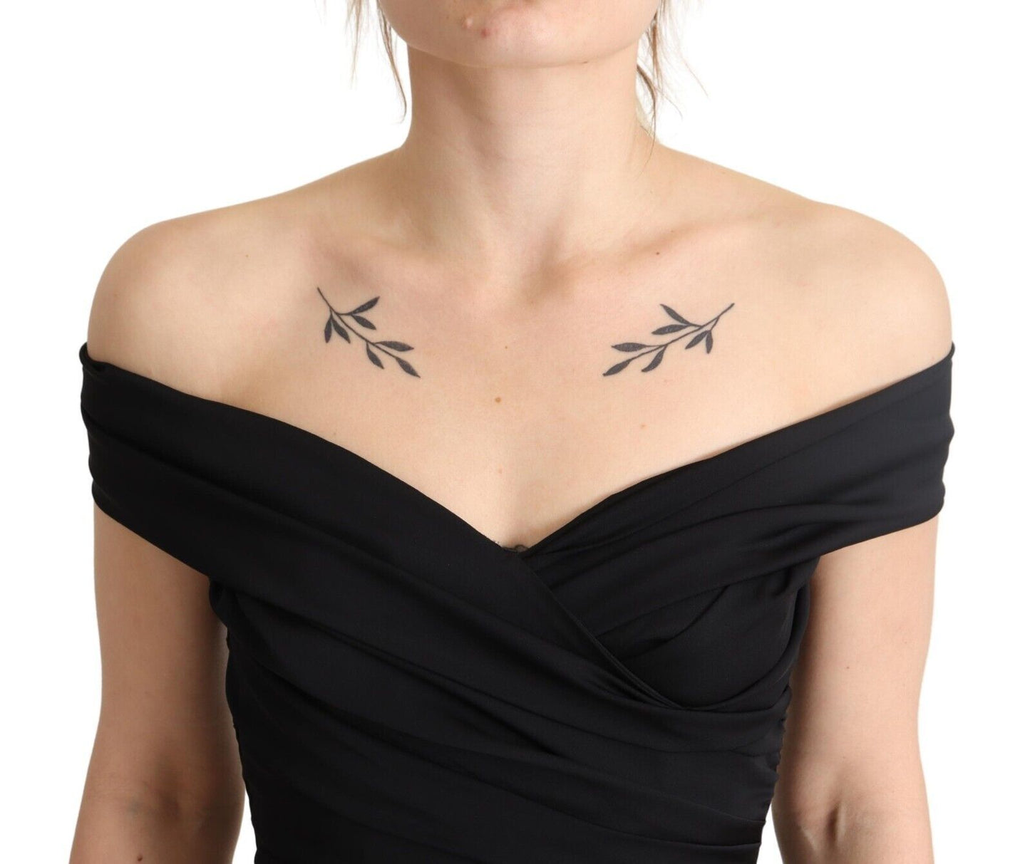 Elegante vestido de seda negra con hombros descubiertos