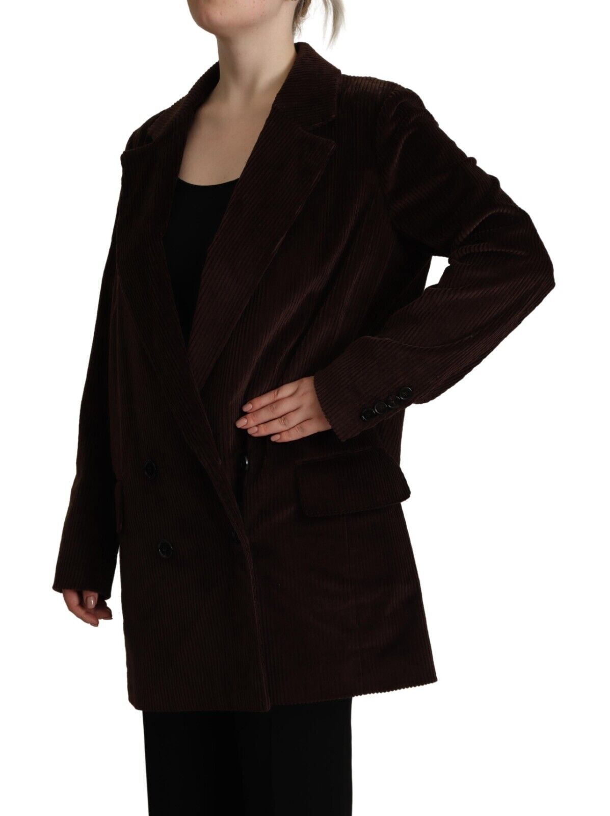 Elegante gabardina cruzada burdeos