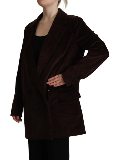 Elegante gabardina cruzada burdeos